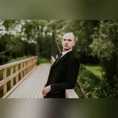 何语佳